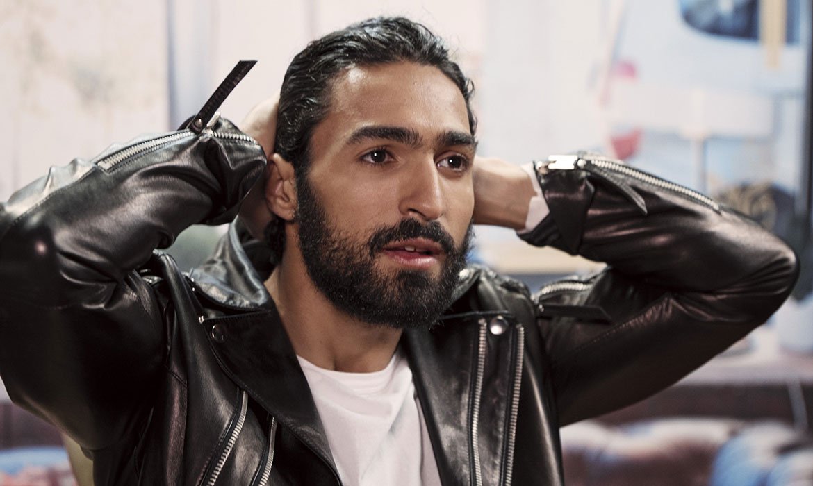 El negro azabache es uno de los colores de pelo en hombres más reclamados esta temporada. ¿Te han salido canas? Pues cúbrelas con el tinte negro de la gama One-Twist Coloración de L’Oréal Men Expert.